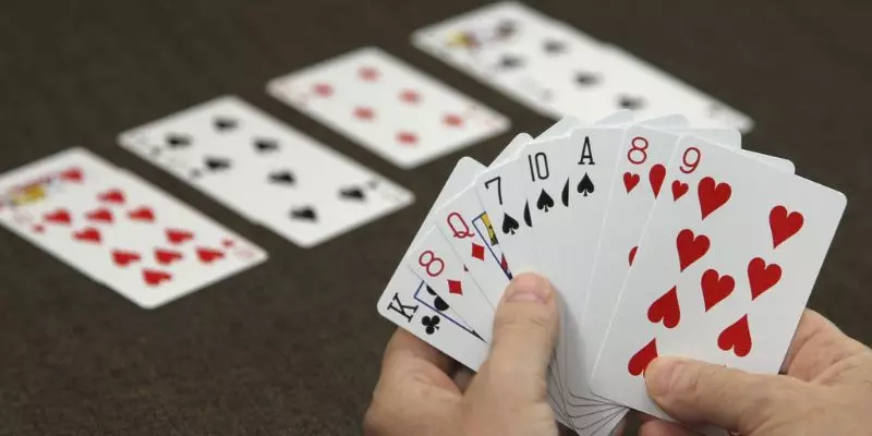 Cách đọc bài đối thủ trong phỏm không hề đơn giản.