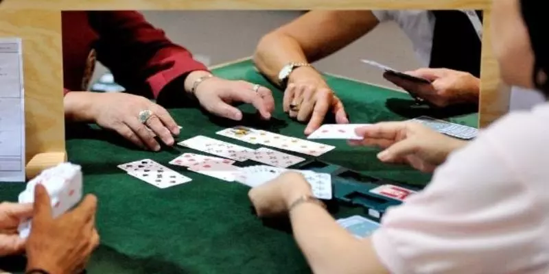 Cách chơi bài phỏm đơn giản nên thu hút nhiều người chơi.